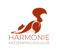 Eine rote Katze mit rosa Bauch streckt sich. Darunter der Schriftzug Harmonie (in rot) und Katzenpsychologie (in grün)